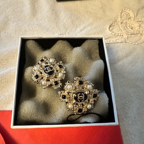 Authentic CHANEL Gold and Black Pearl Earrings one of a kind - Picture 3 of 4